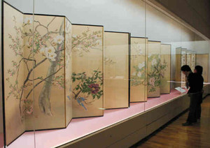 みやびやかな屏風を眺める人たち＝松本市美術館で