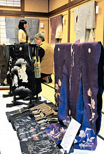 幕末から昭和初期にかけての子ども用の着物が並ぶ展示＝金沢市広坂の石川国際交流サロンで