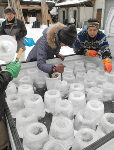 「氷雪の灯祭り」に向け氷の灯籠作りを進めるスタッフら＝木曽町で