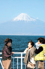 フェリーから富士山の眺めを楽しむ観光客たち＝駿河湾で
