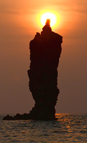 沈みゆく太陽が重なり、灯がともったように見える「ローソク島」