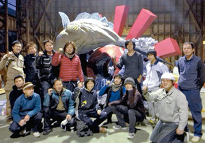 カジキマグロのみこしで祭りを盛り上げる当番会のメンバー＝飛騨市神岡町で