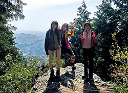 釜ケ谷山中腹の行者岩からの眺め