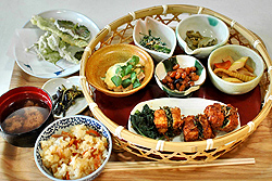 田舎料理が満載の「舟伏の里特製ランチ」＝いずれも岐阜県山県市で