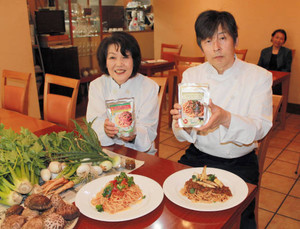 氷見産の食材を使ったパスタソースを開発した梶敬三さん（右）と「ボーノ・ペッシェ」の高木治美さん＝氷見市南大町で