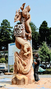 スギの巨木をチェーンソーで彫刻した「天地竜」＝東栄町本郷の東栄グリーンハウスで