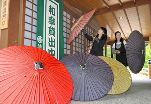 来園者への貸し出しが始まった和傘＝名古屋市東区の徳川園で