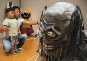 恐ろしい姿で子どもたちを怖がらせている妖怪オブジェ＝東近江市の能登川博物館で