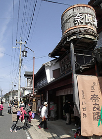 重厚な日本建築の商家が並ぶ旧松山街道