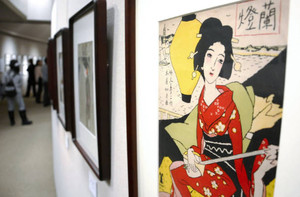 独特の表情の女性画などが並ぶ「竹久夢二展」＝伊那市の信州高遠美術館で