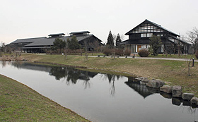 散居村ミュージアム＝いずれも富山県砺波市で