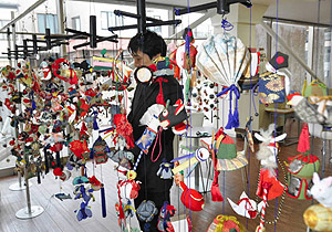 来館者らを楽しませる手作りの飾り＝岡谷市立岡谷美術考古館で