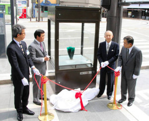 ガラス作品とともに、エキシビション・ショーケースをお披露目する森雅志市長（左から２人目）ら＝富山市西町で