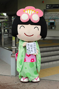 ８月２９日にある「花火を見に来てね」と笑顔でＰＲする梅子＝知多市の名鉄新舞子駅で