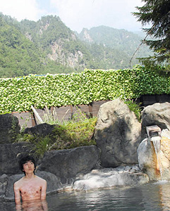 奥飛騨温泉郷にはホテルや旅館、民宿などに自慢の露天風呂がたくさんある＝新穂高温泉のホテル穂高で