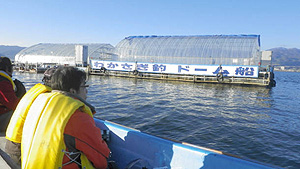 諏訪湖に浮かぶドーム船にはボートで送迎してもらう