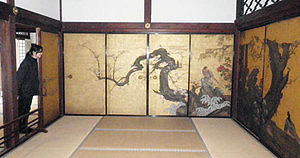 特別公開されている妙心寺天球院にある「梅に遊禽図」＝京都市右京区で