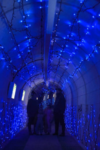 青色のＬＥＤで彩られた砂防ダムトンネル
