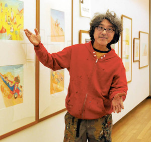 自作の前で、子どもが楽しめる絵本について語る荒井良二さん＝砺波市美術館で