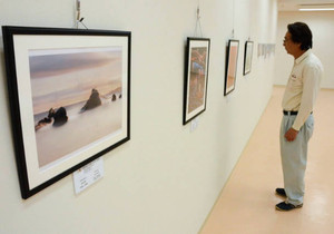 フォトコンテストの受賞作品が並ぶギャラリー＝志摩市大王町波切の大王美術ギャラリーで
