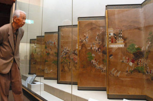 ７本槍の活躍ぶりなども描かれている「賤ケ岳合戦図屏風」＝長浜市の長浜城歴史博物館で