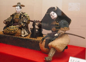 豊臣秀吉（左）と加藤清正を一組にした五月人形＝長浜市の長浜城歴史博物館で