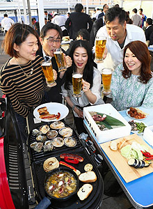 「ウィ～！知多プレミアムＢＢＱガーデン」の内覧会で食事を楽しむ人たち＝名古屋・名駅の名鉄グランドホテルで