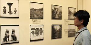 会場に並ぶガラス乾板で記録した写真＝愛荘町歴史文化博物館で