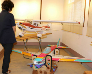 無線操縦飛行機を飾る赤嶋さんの作品展「あなたの知らないラジコンヒコウキの世界」＝高浜町宮崎の高浜まちづくりネットワーク事務所で