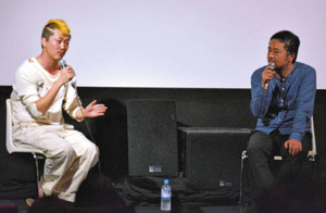 映画「葛城事件」について語る俳優の新井浩文さん（左）と赤堀雅秋監督＝金沢市のシネモンドで
