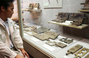 昭和４０年ごろまで使われていた和菓子の木型＝氷見市立博物館で