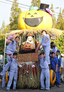 トラクターへの飾り付けを楽しむ生徒たち＝安城市赤松町のデンパーク管理事務所で