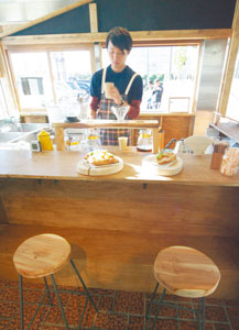 カウンターの丸椅子には、学生らが搬出した天竜スギが使われた＝浜松市東区で