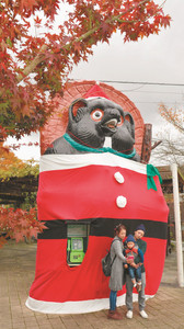 サンタクロース姿でクリスマスムードを盛り上げるタヌキのモニュメント＝甲賀市信楽町で