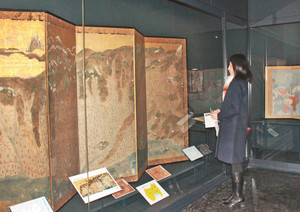 世界や日本、富山を描いた古地図が並ぶ企画展＝富山市郷土博物館で