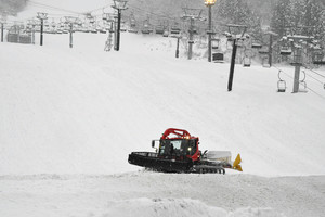 ゲレンデを整備する圧雪車＝白山市尾添の白山一里野温泉スキー場で