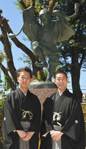 初代中村勘三郎生誕記念像の前に立つ勘九郎さん（右）と七之助さん＝名古屋市中村区の中村公園で