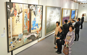 個性豊かな大作が並び開幕した「再興第１０１回院展」＝浜松市中区のクリエート浜松で