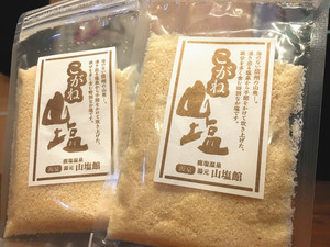 新たに発売した黄金色の塩「こがね山塩」＝大鹿村で