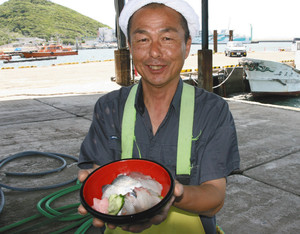 渥美魚市場で自慢の地魚丼を手にする清田幸広さん＝愛知県田原市で