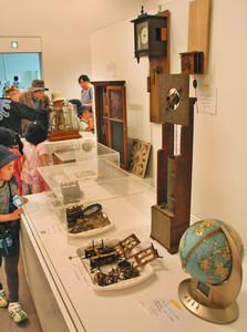 会場に並ぶさまざまなアンティーク時計＝金沢２１世紀美術館で