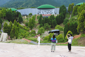 巨大なすり鉢状の「楕円形のフィールド」＝いずれも岐阜県養老町の養老天命反転地で