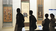 甲斐国武田氏の武将たちの姿に見入る人たち＝静岡市駿河区の県立美術館で