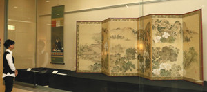 那谷寺の風景を描いたびょうぶなどが並ぶ特別展＝小松市博物館で