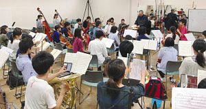 「第１００回定期演奏会」に向けて練習する団員ら＝松本市の信州大松本キャンパスで