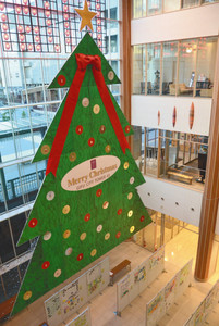 吹き抜けにつるされた特大のクリスマスツリー＝岐阜市橋本町の岐阜シティ・タワー４３で