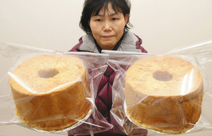 しっとり、もっちりとした食感が特徴の丸いもシフォンケーキ＝能美市大成町で