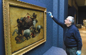 搬入された絵画「タヴォラ・ドーリア」を点検するイタリア文化財省の修復家、サンタチェザリアさん＝名古屋市博物館で