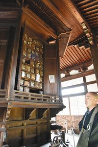 初めて一般公開された東福寺・経蔵内にある八角形の回転式輪蔵。１回転させると収められたお経を読んだのと同じ功徳が得られるとされる＝京都市東山区で