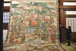 狩野元信が描いたとされる妙覚寺の「大涅槃図」＝京都市上京区で